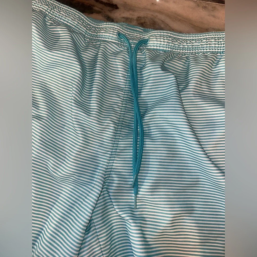 Vineyard Vines Size Large Men's Striped Swim Shorts - Blue‎